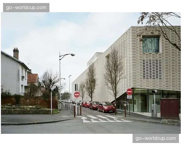 “足球公园”计划在法国多个城市启动，旨在增加社区足球场地